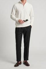 Sudadera de hombre color blanco roto con cremallera de un cuarto, mezcla de algodón y cuello alto.
