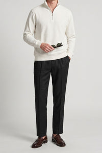 Sudadera de hombre color blanco roto con cremallera de un cuarto, mezcla de algodón y cuello alto.