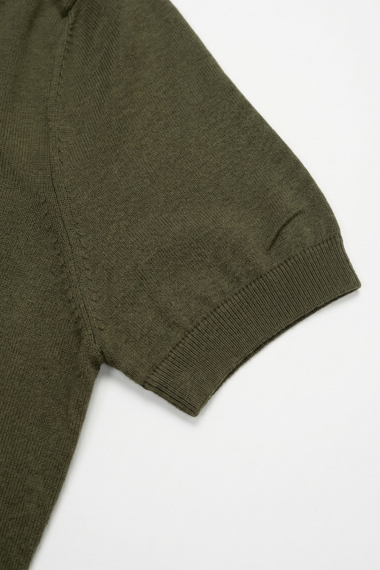 Camiseta de punto verde oliva para hombre, corte regular, cuello redondo, manga corta.