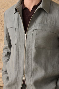 Conjunto de chaqueta de lino verde salvia con cremallera y pantalón beige para hombre. Estilo casual elegante de verano.