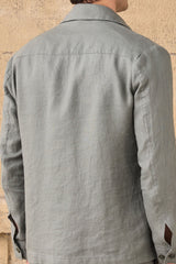 Conjunto de chaqueta de lino verde salvia con cremallera y pantalón beige para hombre. Estilo casual elegante de verano.