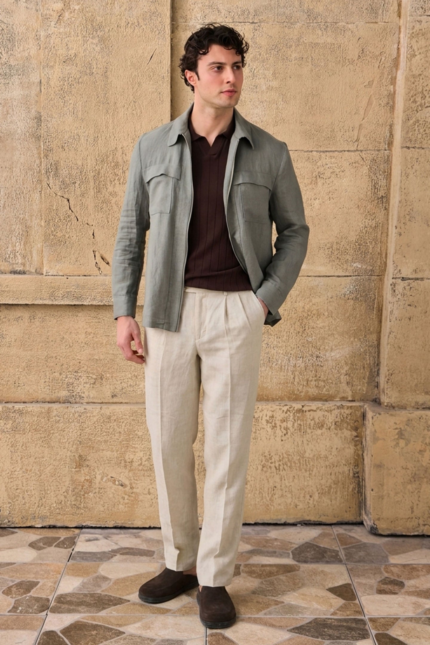 Conjunto de chaqueta de lino verde salvia con cremallera y pantalón beige para hombre. Estilo casual elegante de verano.