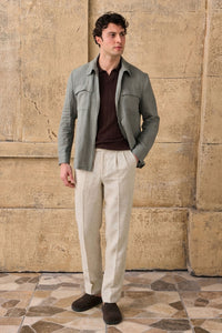 Conjunto de chaqueta de lino verde salvia con cremallera y pantalón beige para hombre. Estilo casual elegante de verano.