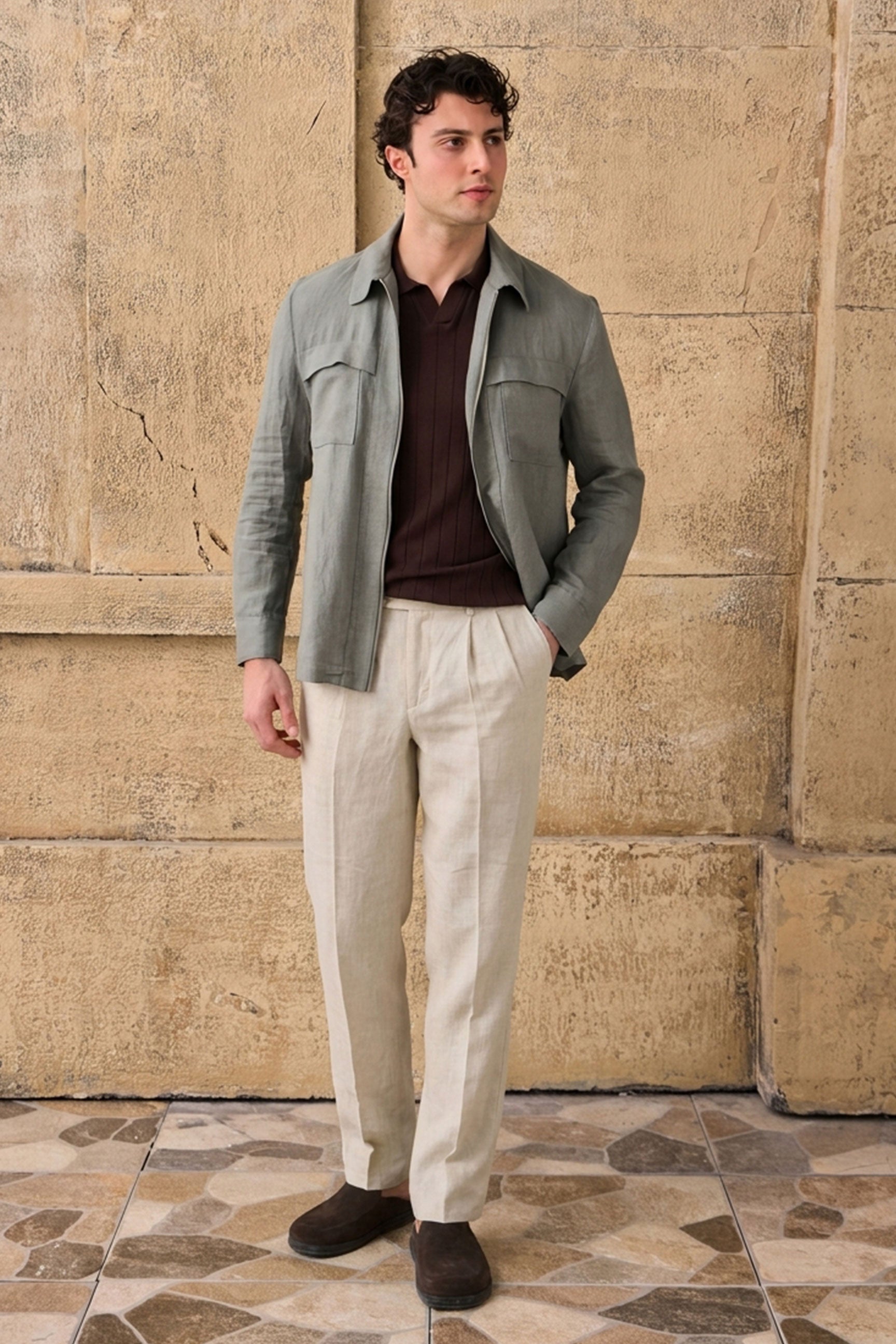 Conjunto de chaqueta de lino verde salvia con cremallera y pantalón beige para hombre. Estilo casual elegante de verano.