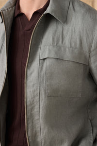 Conjunto de chaqueta de lino verde salvia con cremallera y pantalón marrón para hombre. Un atuendo elegante e informal para el verano.