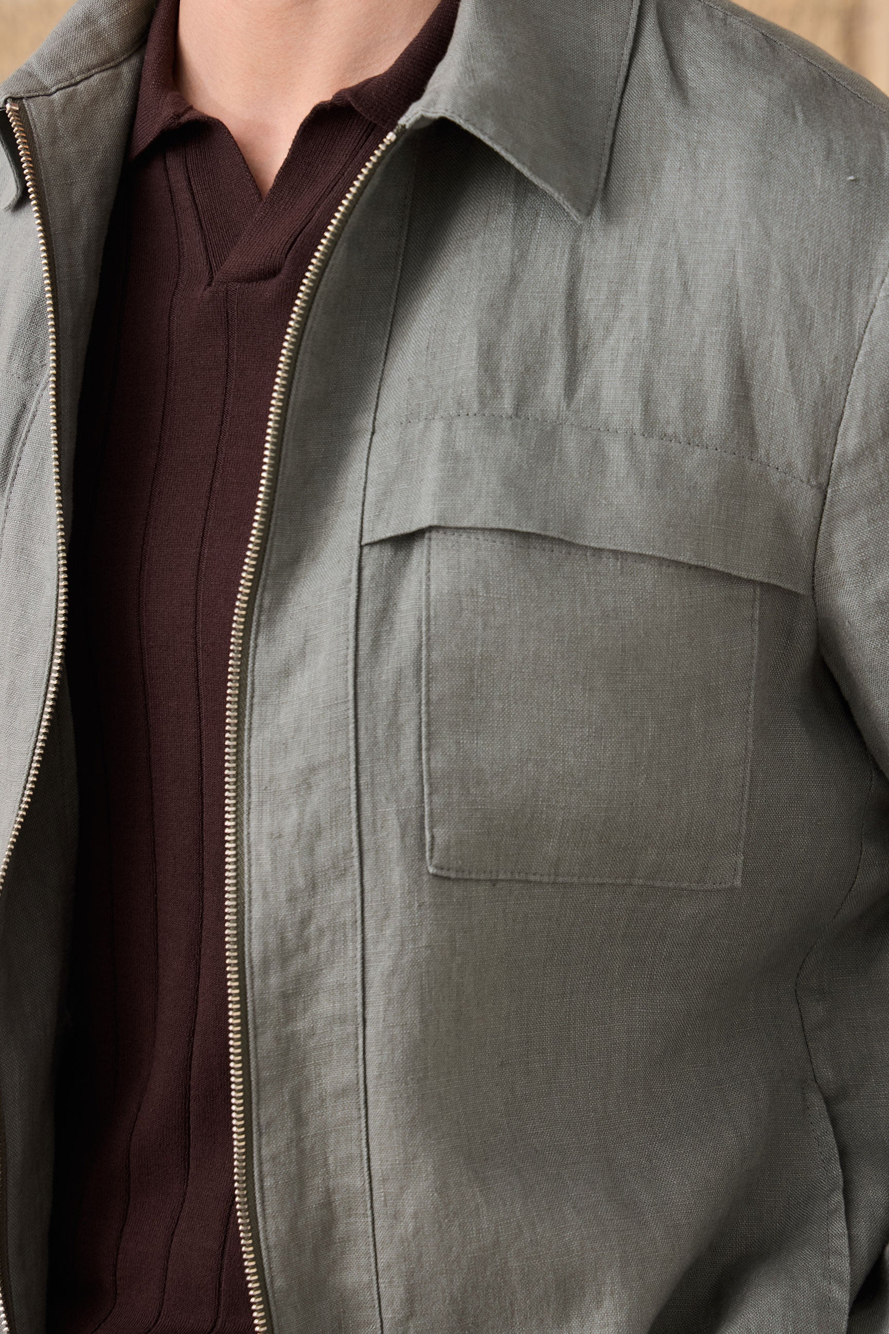 Conjunto de chaqueta de lino verde salvia con cremallera y pantalón marrón para hombre. Un atuendo elegante e informal para el verano.