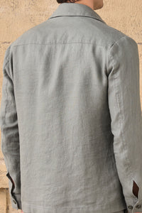 Conjunto de chaqueta de lino verde salvia con cremallera y pantalón marrón para hombre. Un atuendo elegante e informal para el verano.