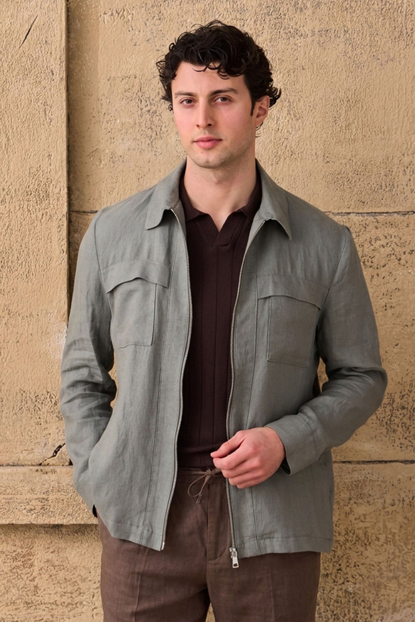 Conjunto de chaqueta de lino verde salvia con cremallera y pantalón marrón para hombre. Un atuendo elegante e informal para el verano.