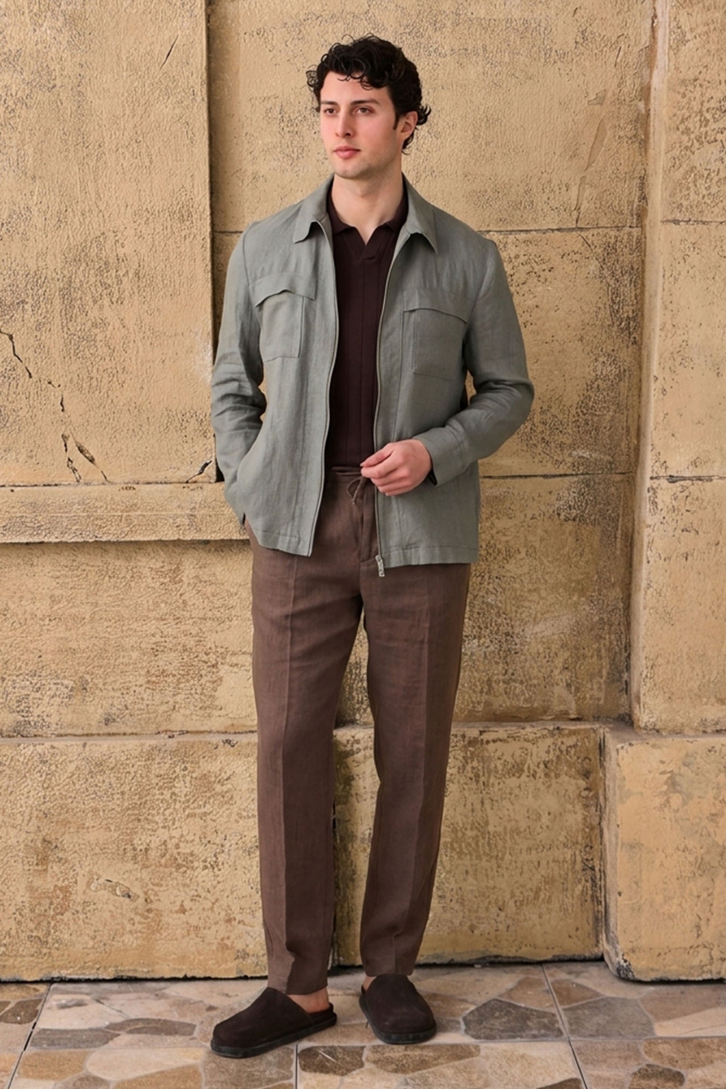 Conjunto de chaqueta de lino verde salvia con cremallera y pantalón marrón para hombre. Un atuendo elegante e informal para el verano.