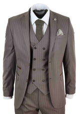 Traje de hombre de tres piezas a rayas color beige