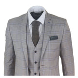 Traje clásico de tres piezas para hombre en color beige.