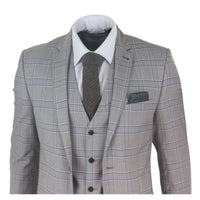Traje clásico de tres piezas para hombre en color beige.