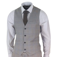 Traje clásico de tres piezas para hombre en color beige.