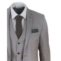 Traje clásico de tres piezas para hombre en color beige.