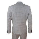 Traje clásico de tres piezas para hombre en color beige.