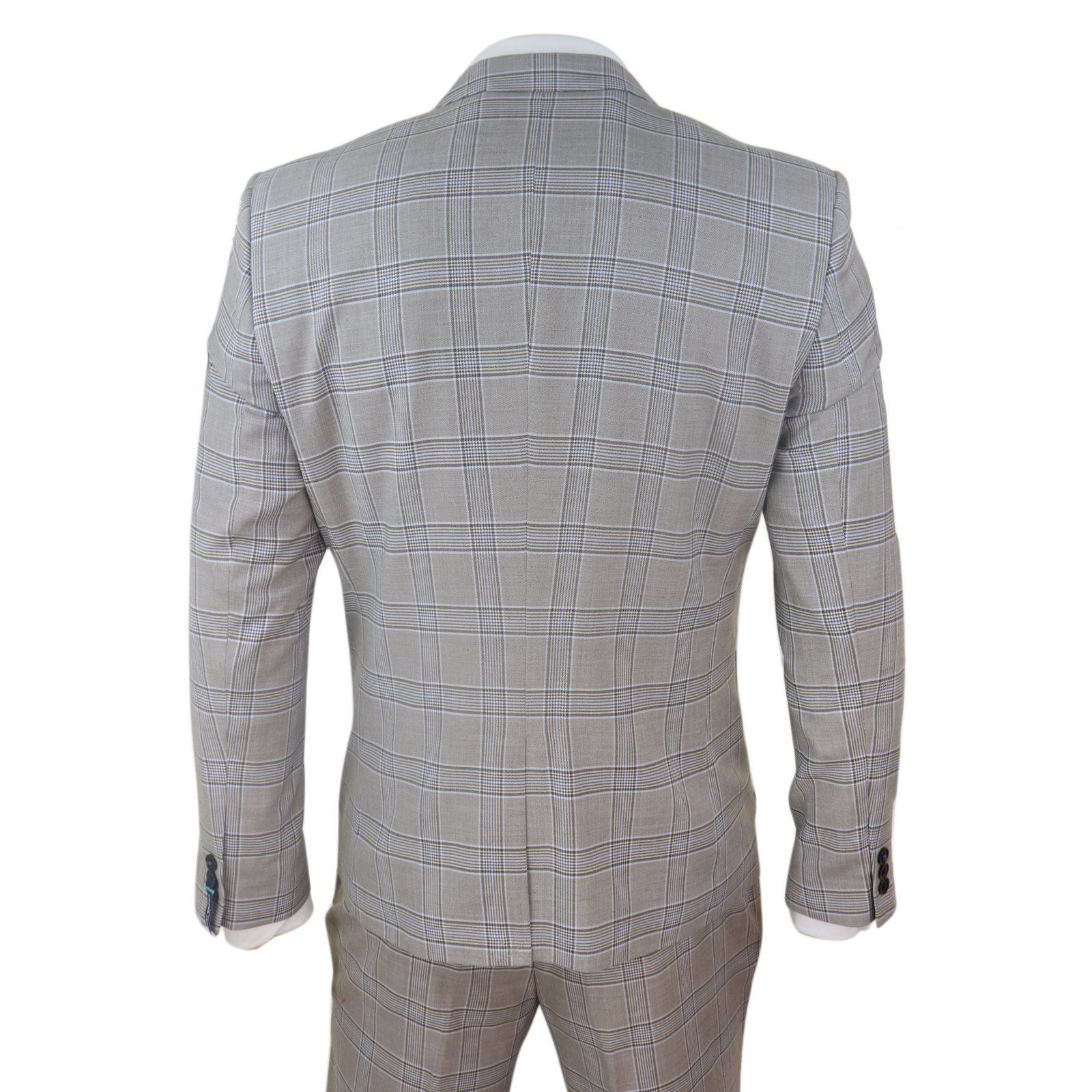 Traje clásico de tres piezas para hombre en color beige.