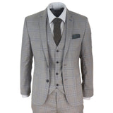 Traje clásico de tres piezas para hombre en color beige.