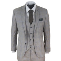 Traje clásico de tres piezas para hombre en color beige.