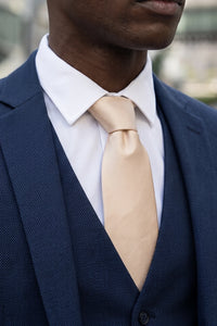 Corbata de hombre color beige liso, estrecha.