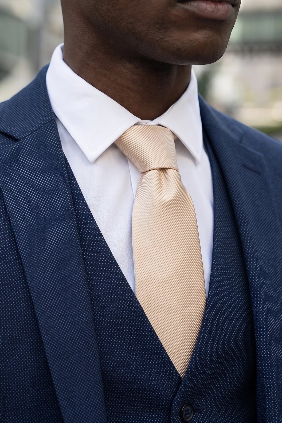 Corbata de hombre color beige liso, estrecha.