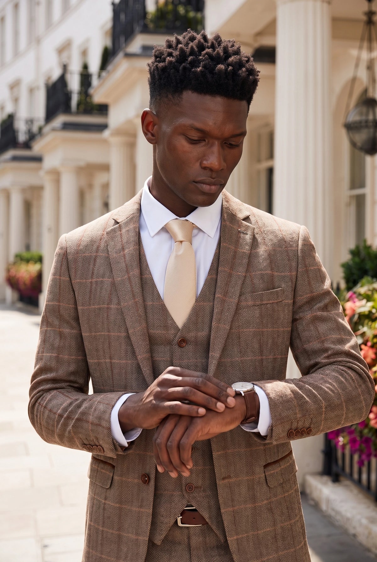 Corbata de hombre color beige liso, estrecha.