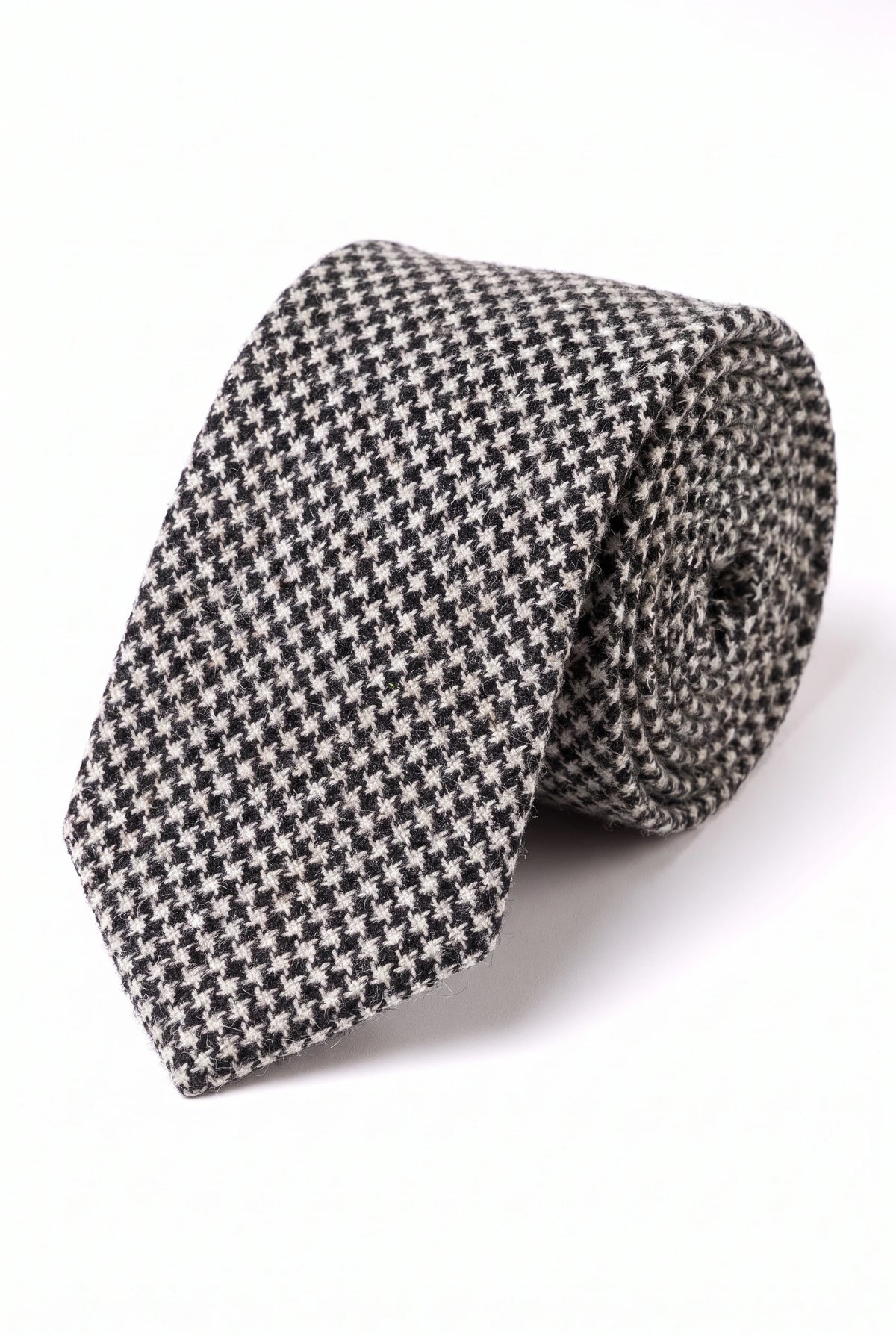 Corbata de lana con estampado de pata de gallo en blanco y negro para hombre.