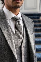 Corbata de lana con estampado de pata de gallo en blanco y negro para hombre.