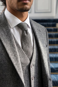 Corbata de lana con estampado de pata de gallo en blanco y negro para hombre.