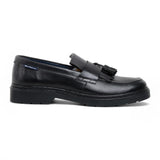 Zapatos mocasines de hombre de cuero negro con suela gruesa y borlas.