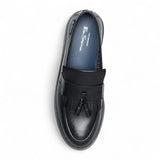 Zapatos mocasines de hombre de cuero negro con suela gruesa y borlas.