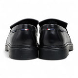 Zapatos mocasines de hombre de cuero negro con suela gruesa y borlas.