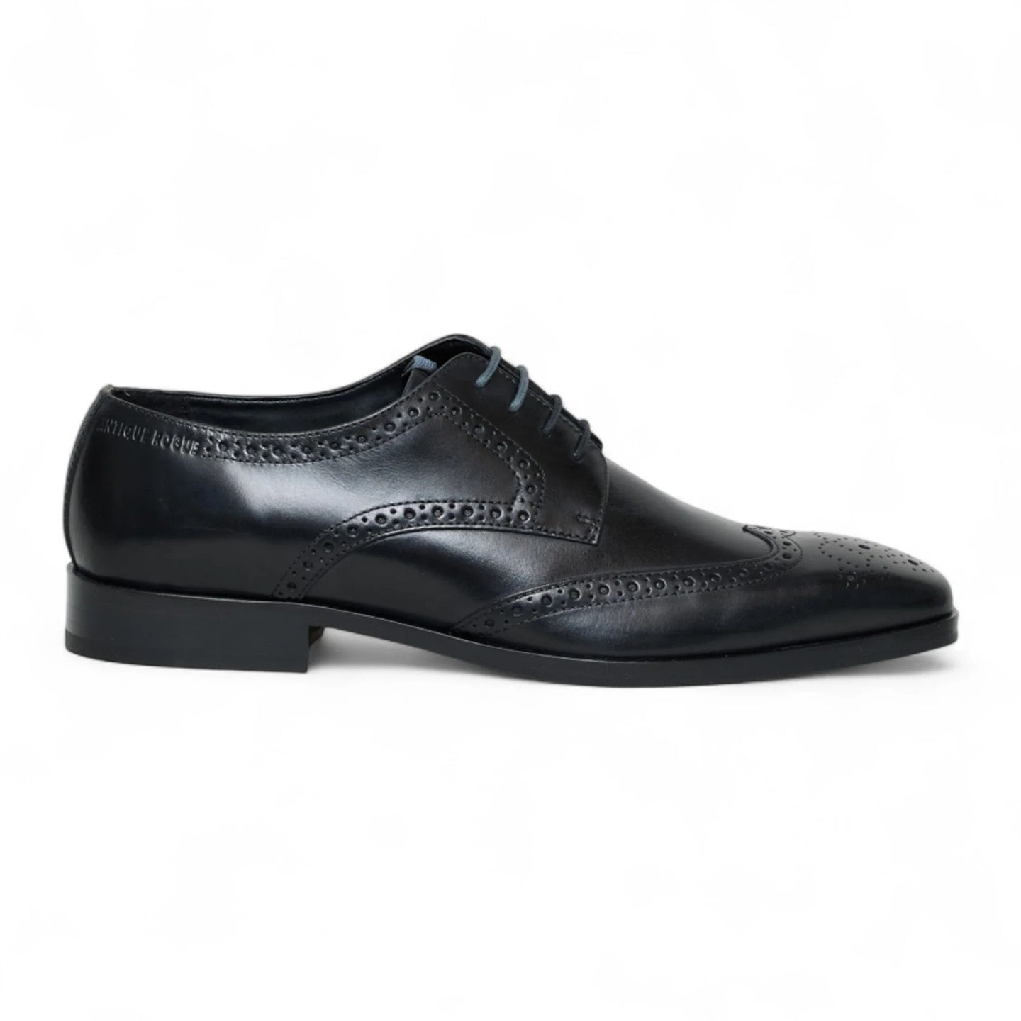 Zapatos de hombre clásicos de cuero negro con cordones, estilo brogue.