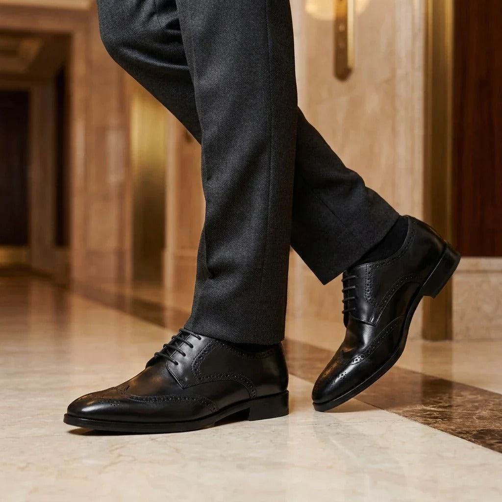 Zapatos de hombre clásicos de cuero negro con cordones, estilo brogue.
