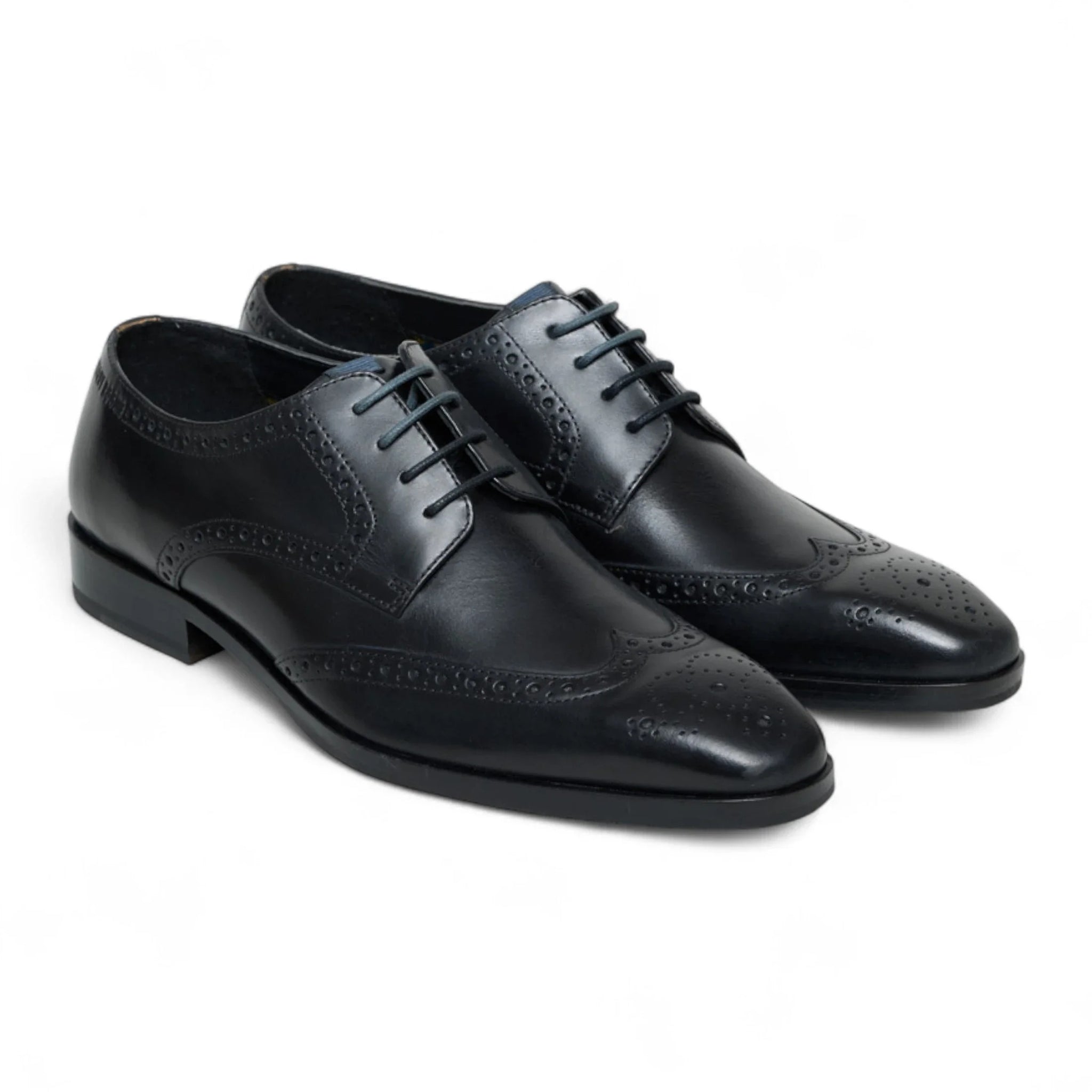Zapatos de hombre clásicos de cuero negro con cordones, estilo brogue.
