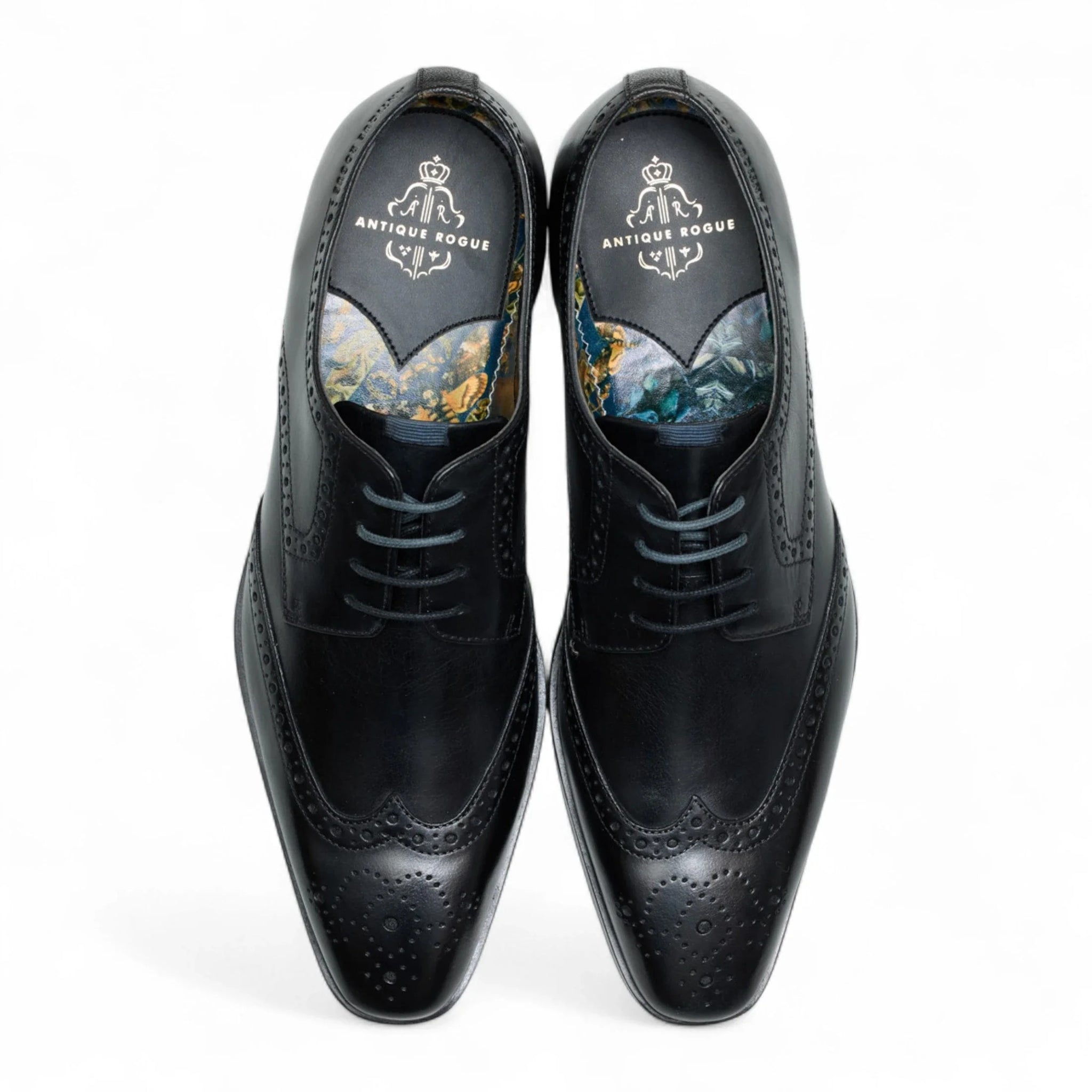 Zapatos de hombre clásicos de cuero negro con cordones, estilo brogue.