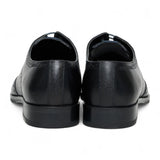 Zapatos de hombre clásicos de cuero negro con cordones, estilo brogue.