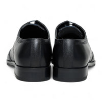 Zapatos de hombre clásicos de cuero negro con cordones, estilo brogue.