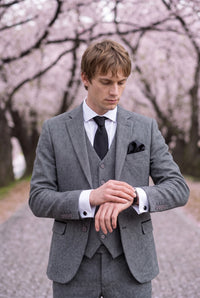 Conjunto de corbata negra para hombre con pañuelo de bolsillo y gemelos.
