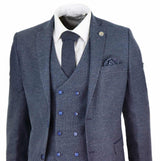 Traje azul de tres piezas para hombre con chaleco cruzado.