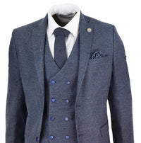 Traje azul de tres piezas para hombre con chaleco cruzado.