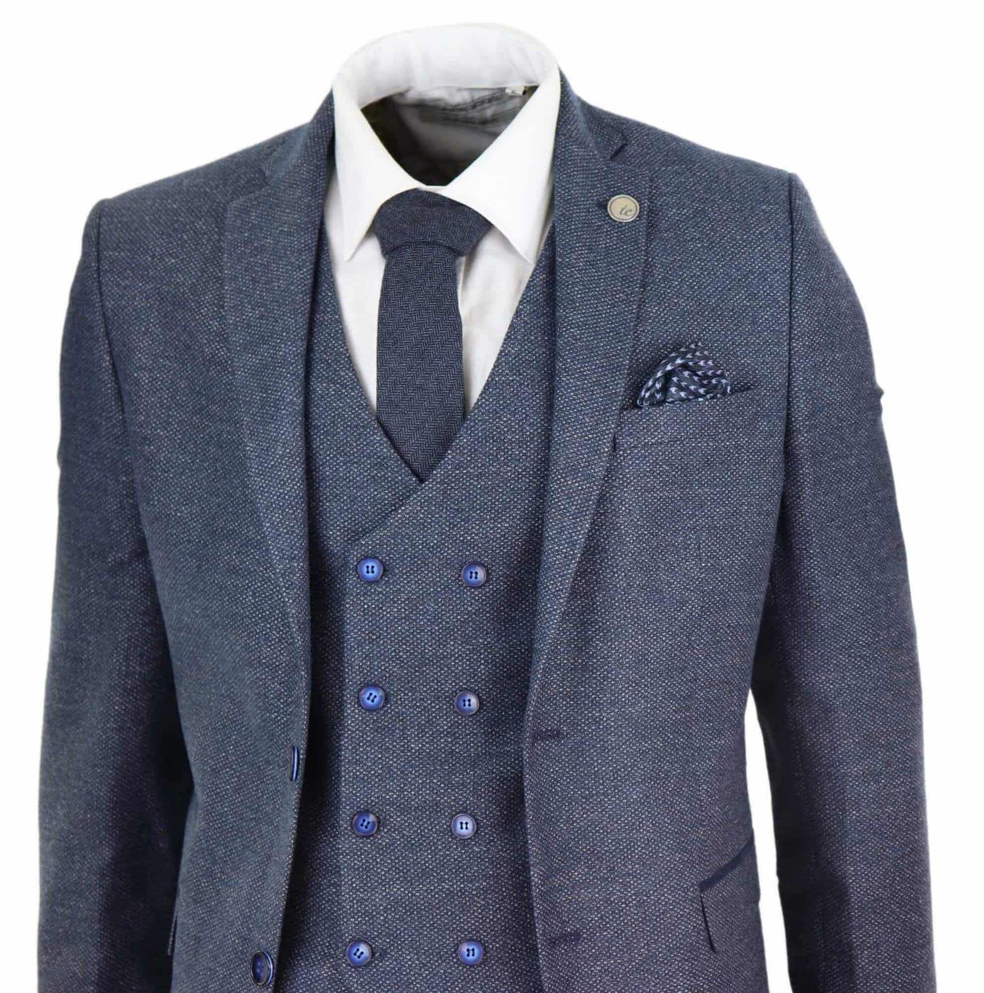 Traje azul de tres piezas para hombre con chaleco cruzado.