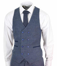 Traje azul de tres piezas para hombre con chaleco cruzado.