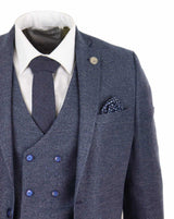 Traje azul de tres piezas para hombre con chaleco cruzado.