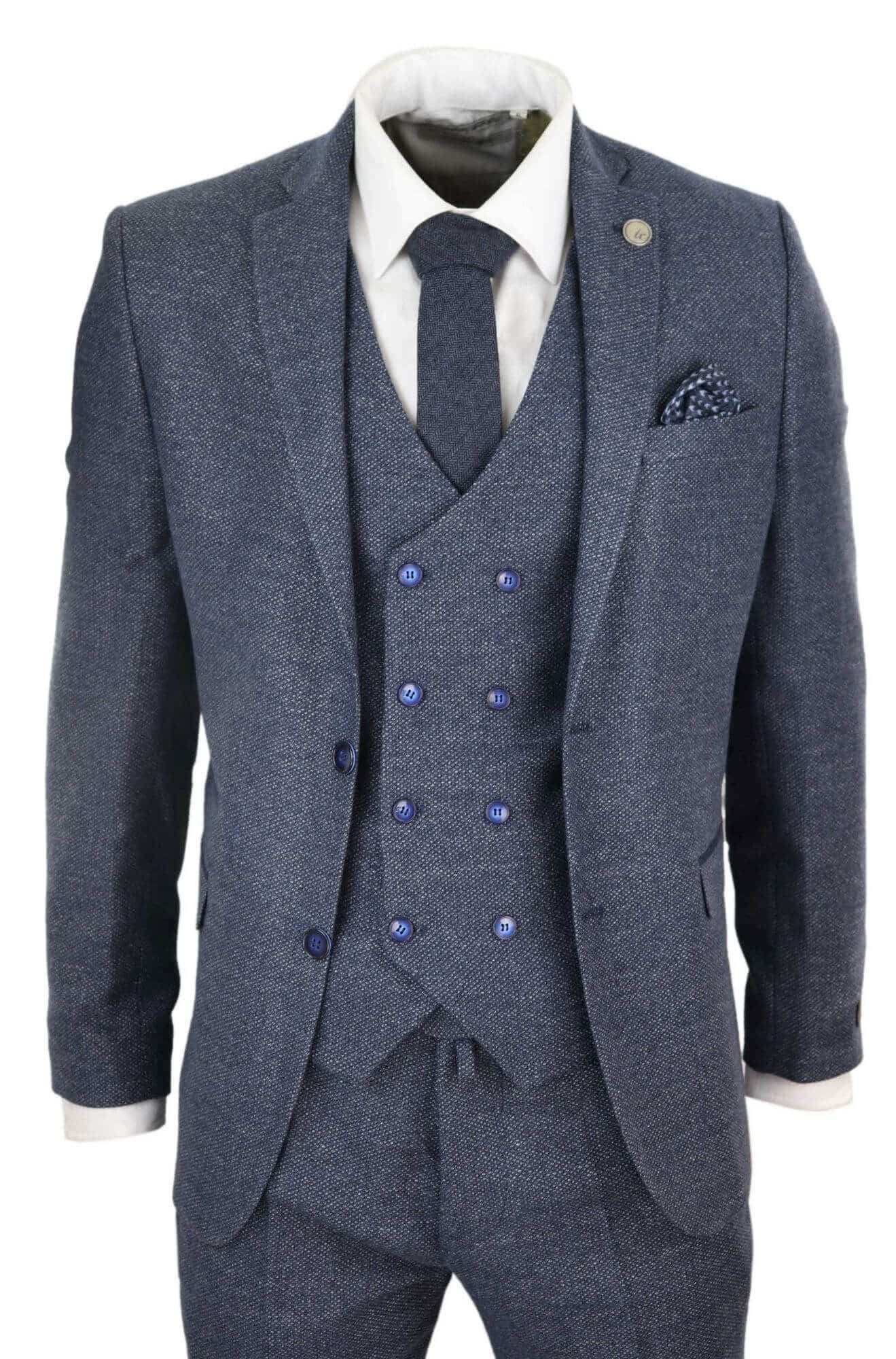 Traje azul de tres piezas para hombre con chaleco cruzado.