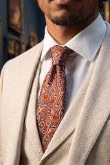 Corbata de hombre con estampado paisley en color bronce.