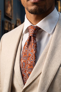 Corbata de hombre con estampado paisley en color bronce.