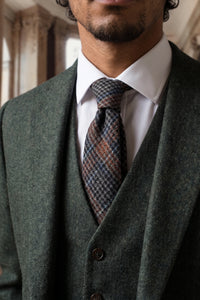 Corbata de hombre de mezcla de lana con estampado de espiga marrón.
