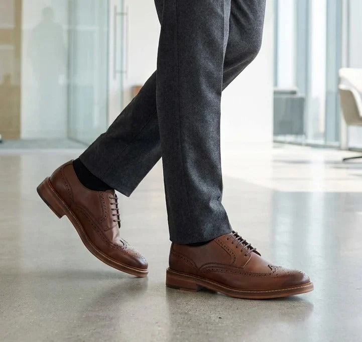 Zapatos de vestir tipo brogue de cuero marrón para hombre