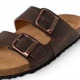 Sandalias tipo pantufla de cuero marrón para hombre con plantilla ajustable.