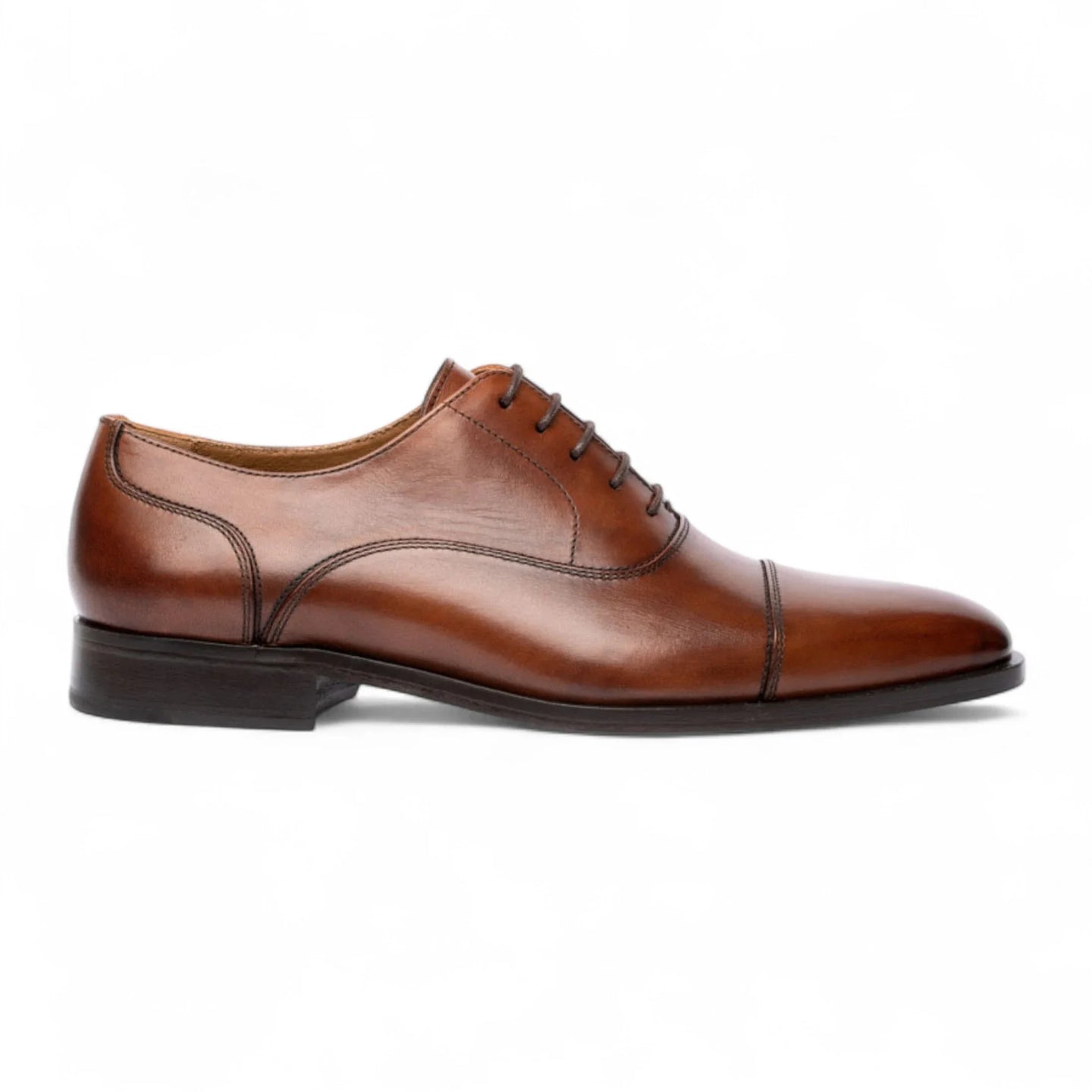 Zapatos Derby de hombre de cuero marrón liso con puntera reforzada.